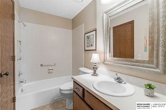 1st floor main bathroom.