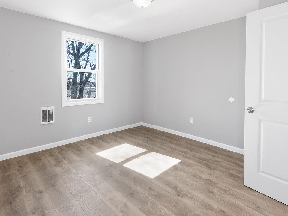 1st image of 74 Beverly St Floor 3