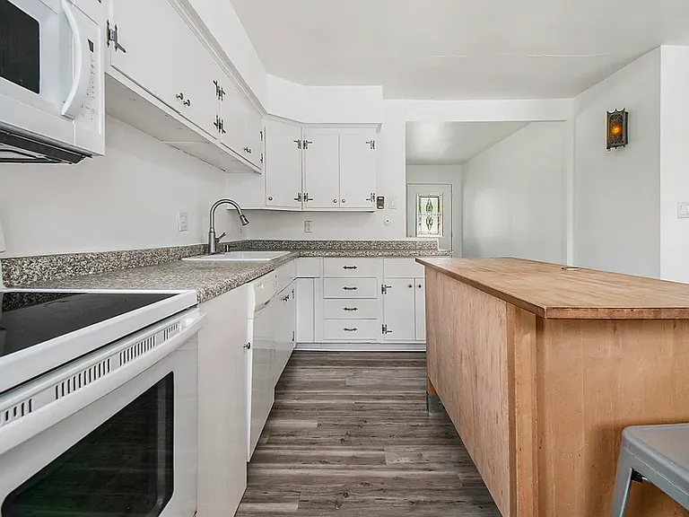 3708 Greenmont Dr — Photo 6