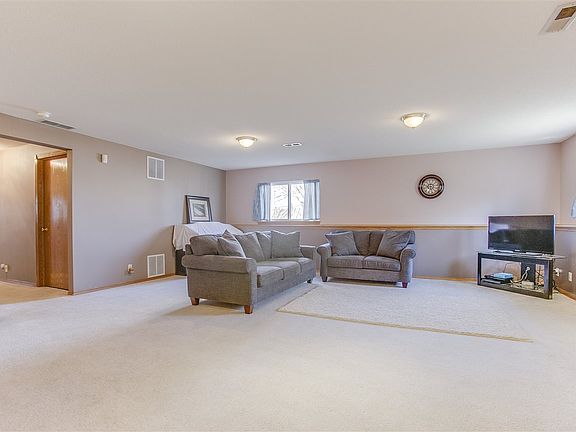4th image of 988 E Forest Ct