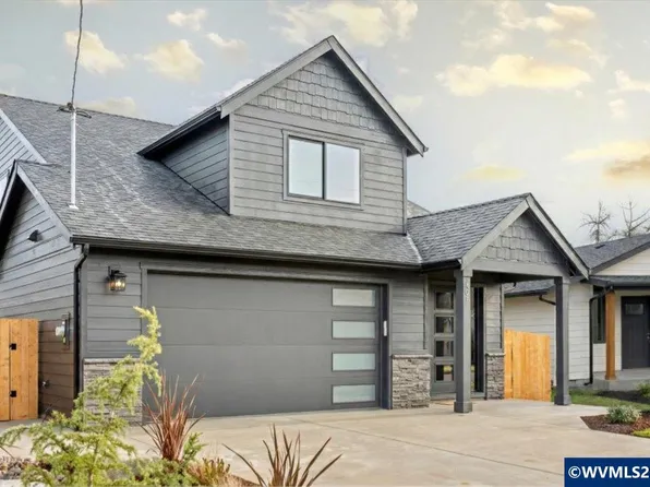 407 S 1st St, Silverton, OR 97381