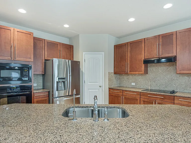 562 White Cyn — Photo 6