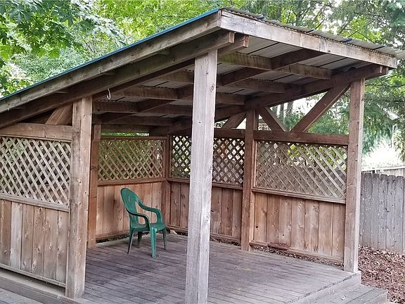 4th image of 130 Holiday Ln