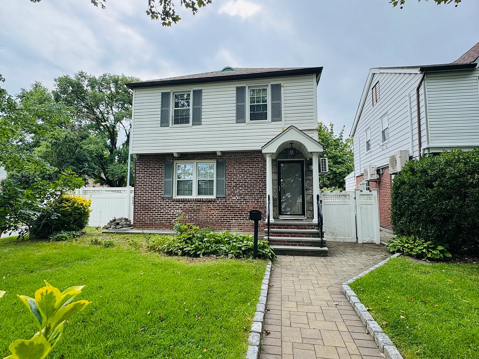3 bed, 1300 sqft, $3,990 — Photo 1
