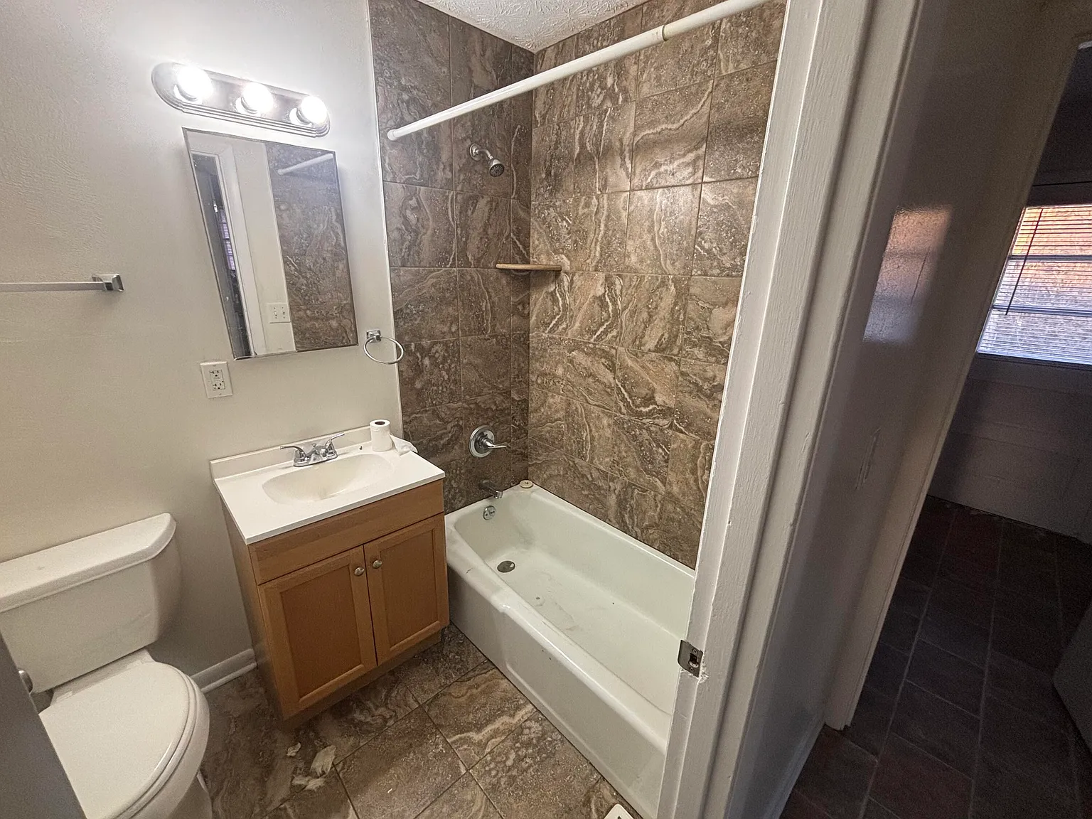 2 bed, 1.0 bath, 774 sqft, $995 — Photo 4