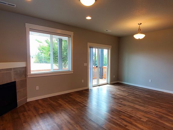 Open living room and dining room, high ceilings. Gas FP