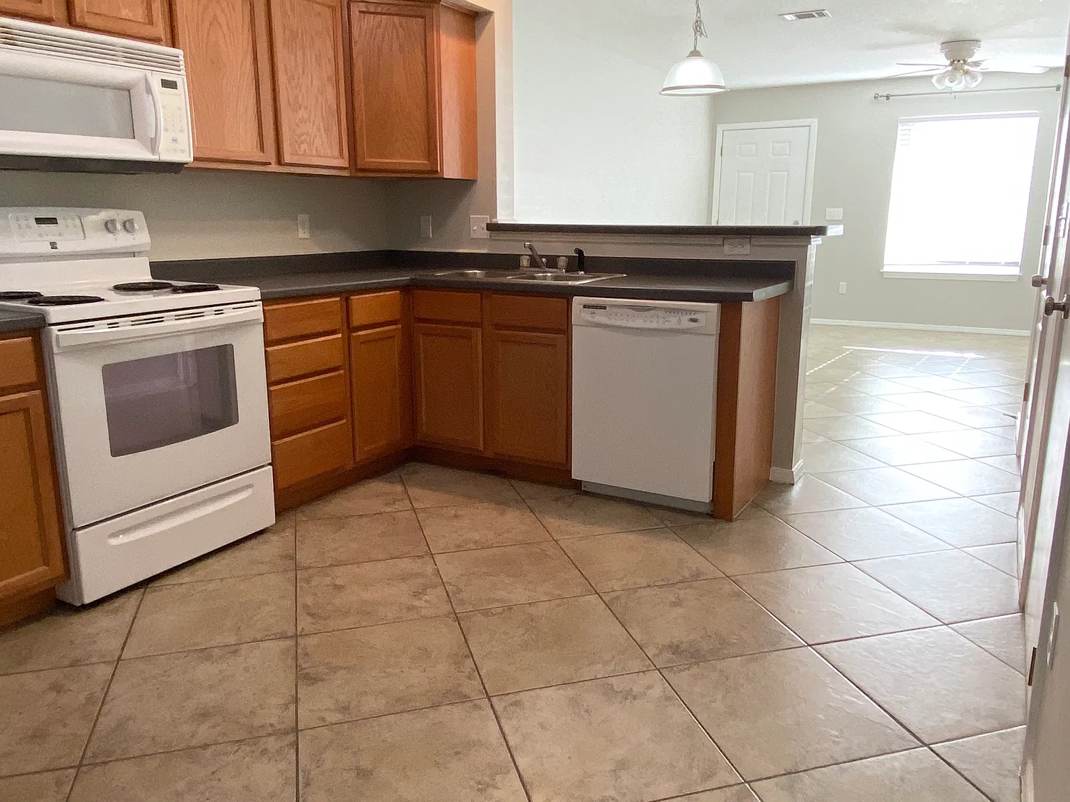 2 bed, 1.5 bath, 1000 sqft, $1,600 — Photo 3