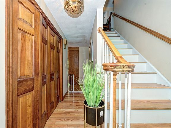 3rd image of 11 Balmoral Dr