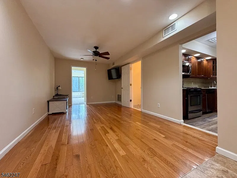 2 bed, 1.0 bath, $2,550 — Photo 2