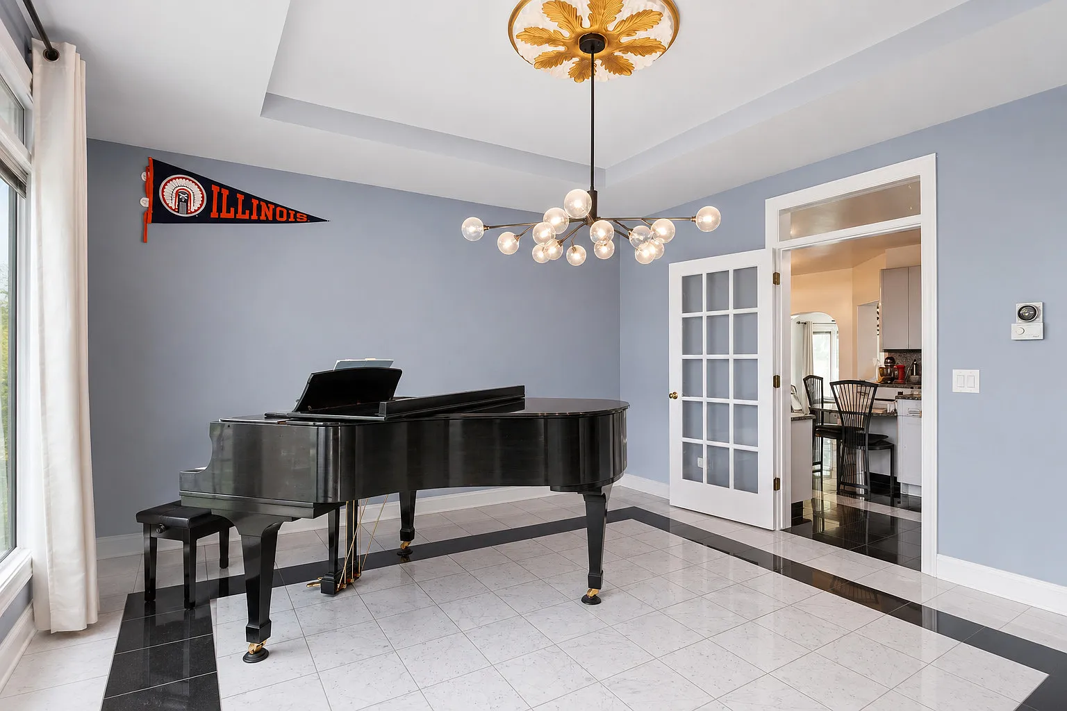 6 bed, 5.5 bath, 5526 sqft, $8,000 — Photo 4