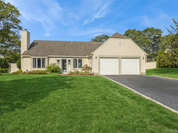 10 Royal Drive, Coram, NY 11727