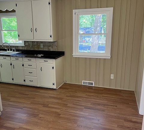 4th image of 3015 Airlie St