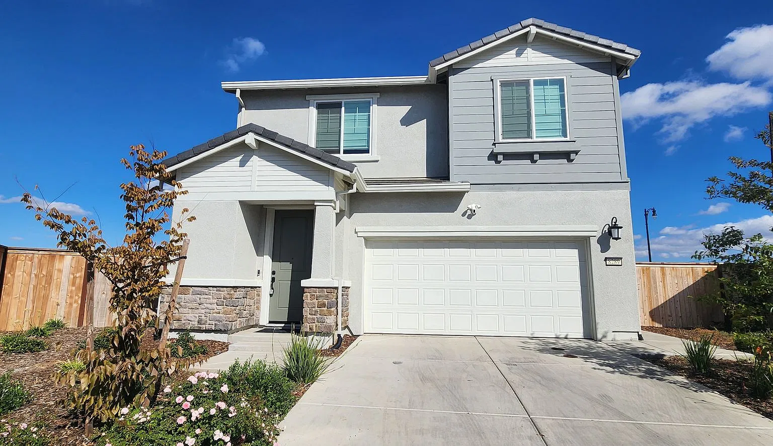 Beautiful Home in Elk Grove — Photo 1