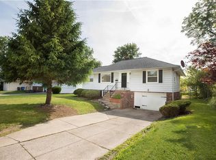 3581 Hunter Dr, North Olmsted, OH 44070