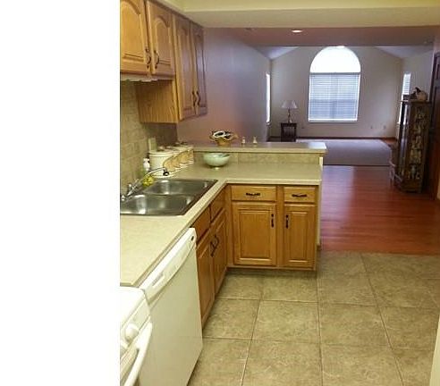 2nd image of 20 Stratford Green Dr APT 3