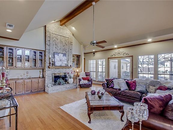 3rd image of 728 Villawood Ln