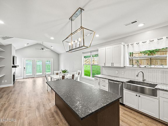 4th image of 903 Gothic Manor Ln