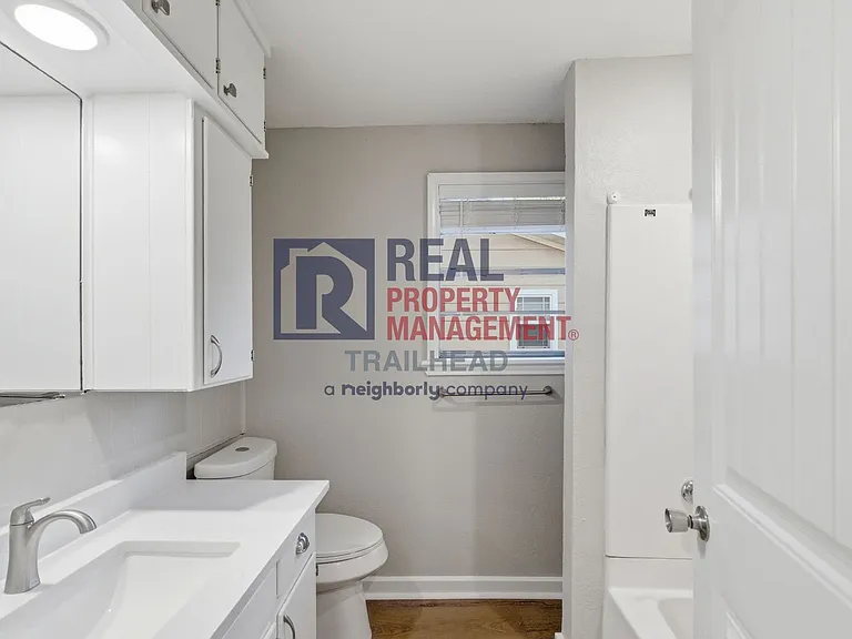 1040 N Clinton St — Photo 15