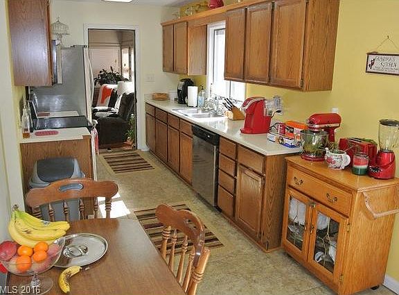 3rd image of 19 Stephanie Ln