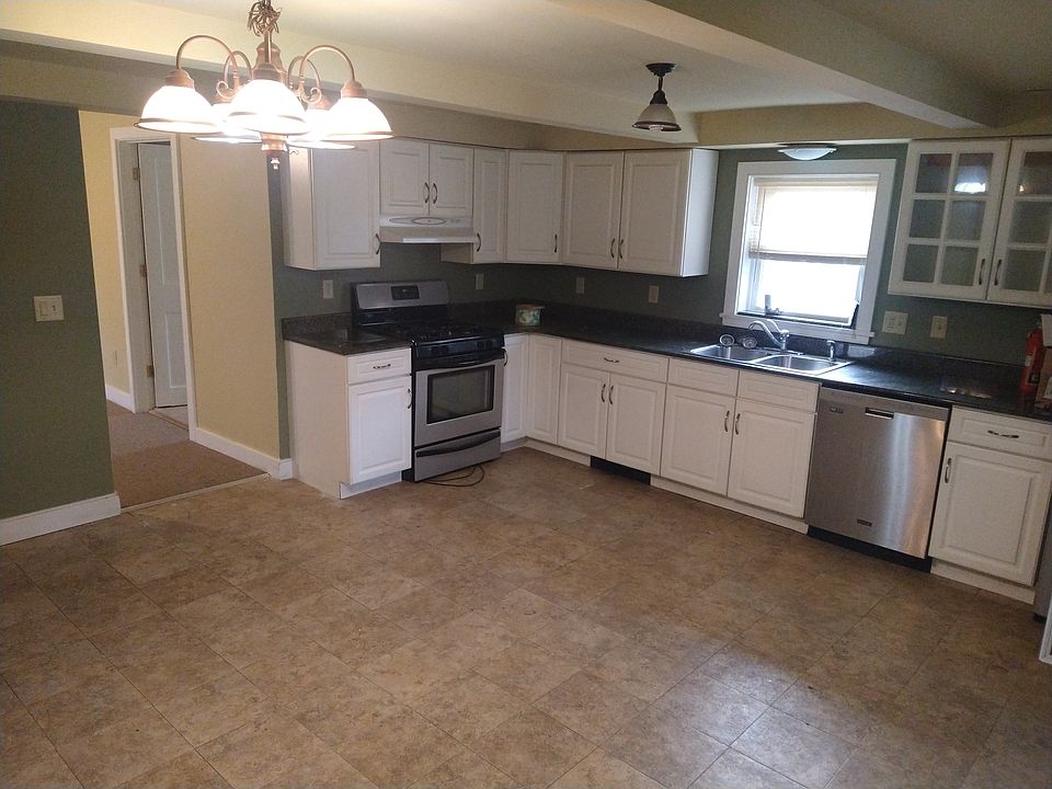Huge eat-in kitchen