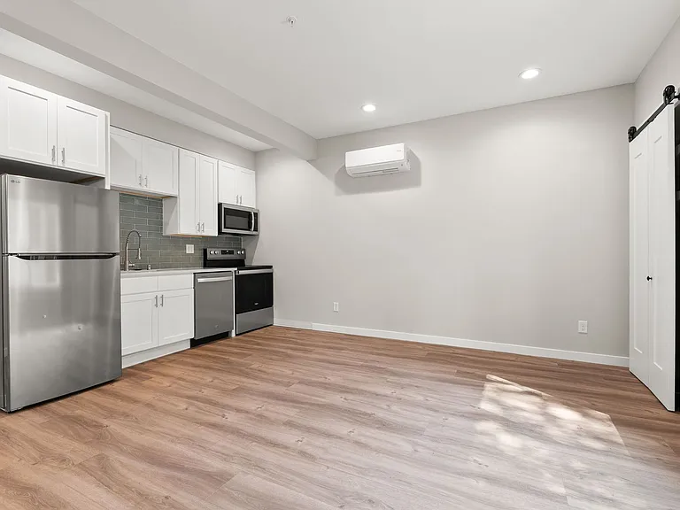 717 W Spofford Ave — Photo 7