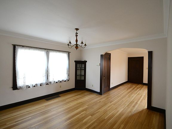 5th image of 15126 Esther Ave