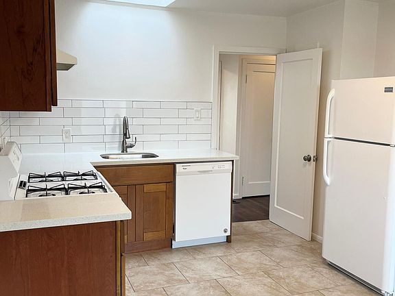 2nd image of 2030 Quintara St