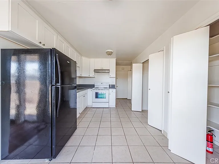 810 E Grand Ave — Photo 7