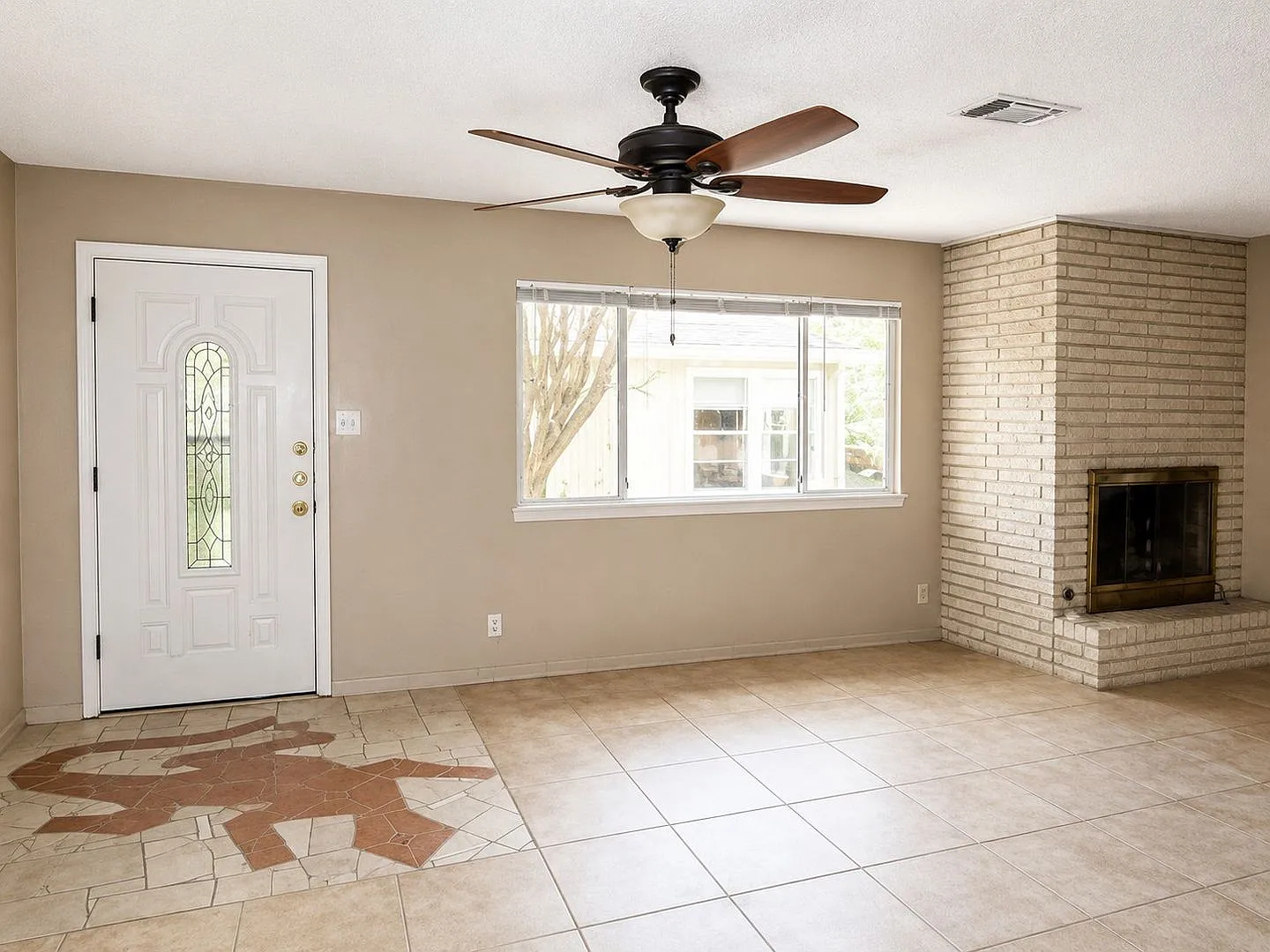 5Bed/2.5bath with two kitchens, fenced yard and covered carport. — Photo 4