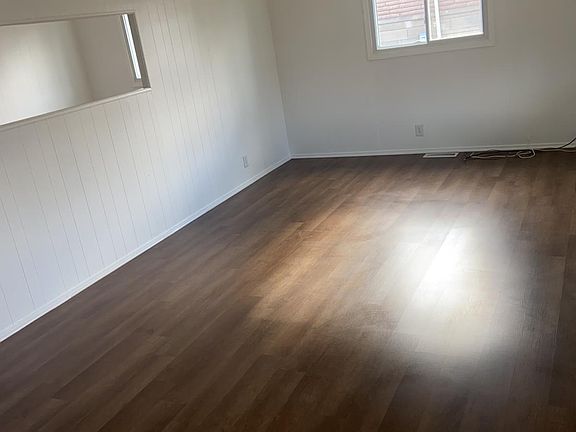 3rd image of 523 Park Dr