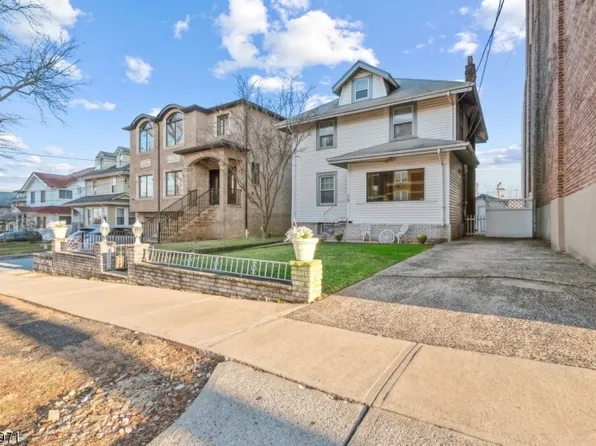 15 Henry Ave, Palisades Park Boro, NJ 07650