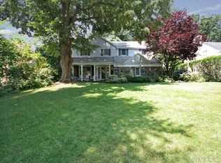 33 Orchard Meadow Rd, Williston Park, NY 11596