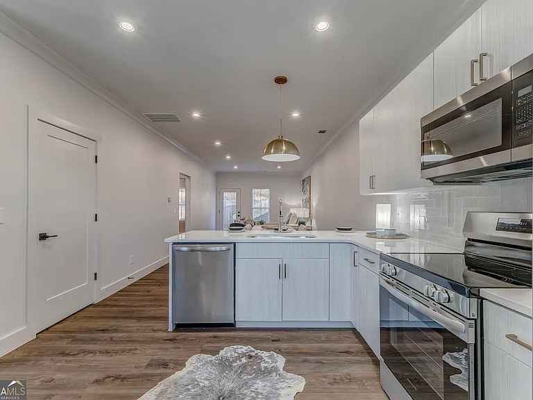77 Chateau Dr — Photo 16