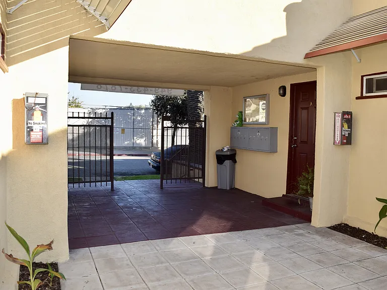 903 Mariposa St — Photo 18