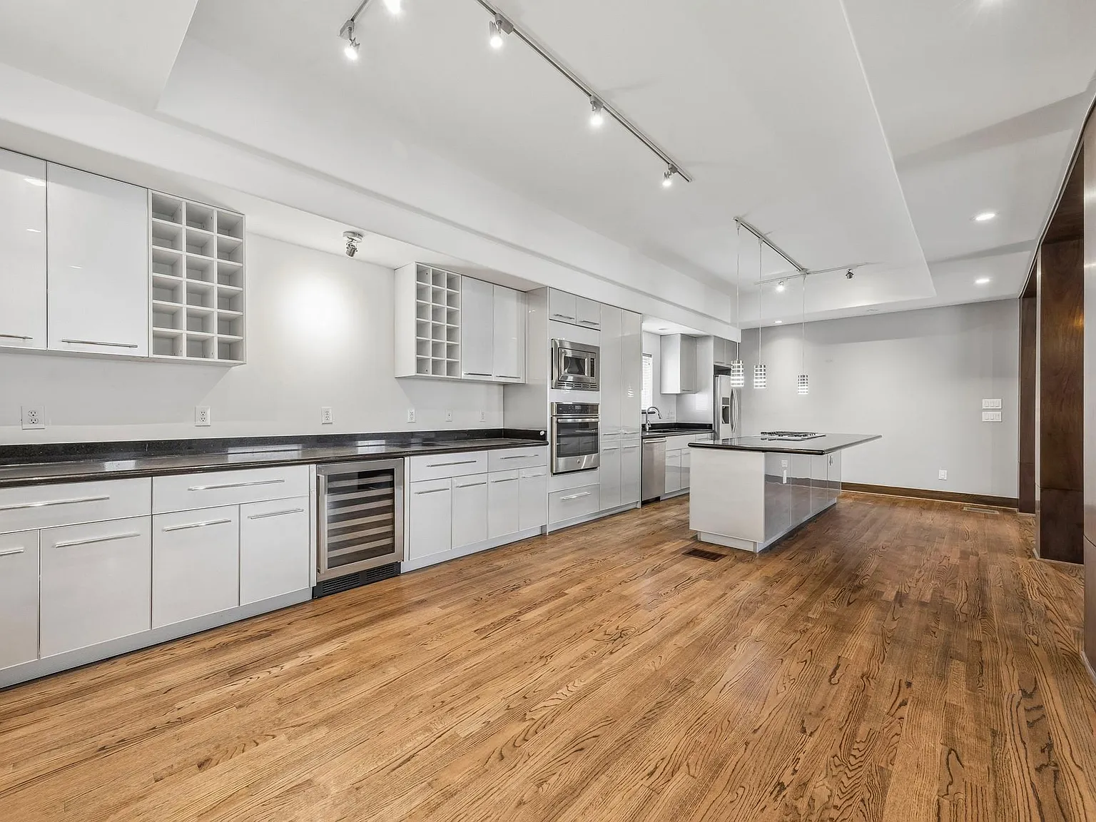 3 bed, 2.5 bath, 2923 sqft, $3,300 — Photo 4