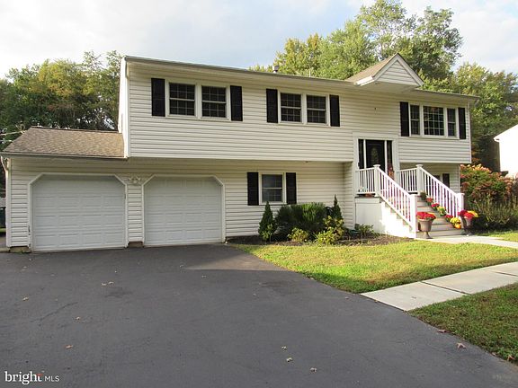 4th image of 64 Pine Dr