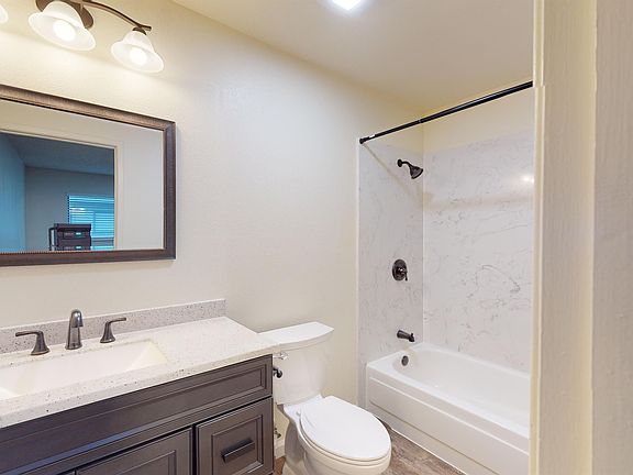 5th image of 915 Lakeside Dr #8