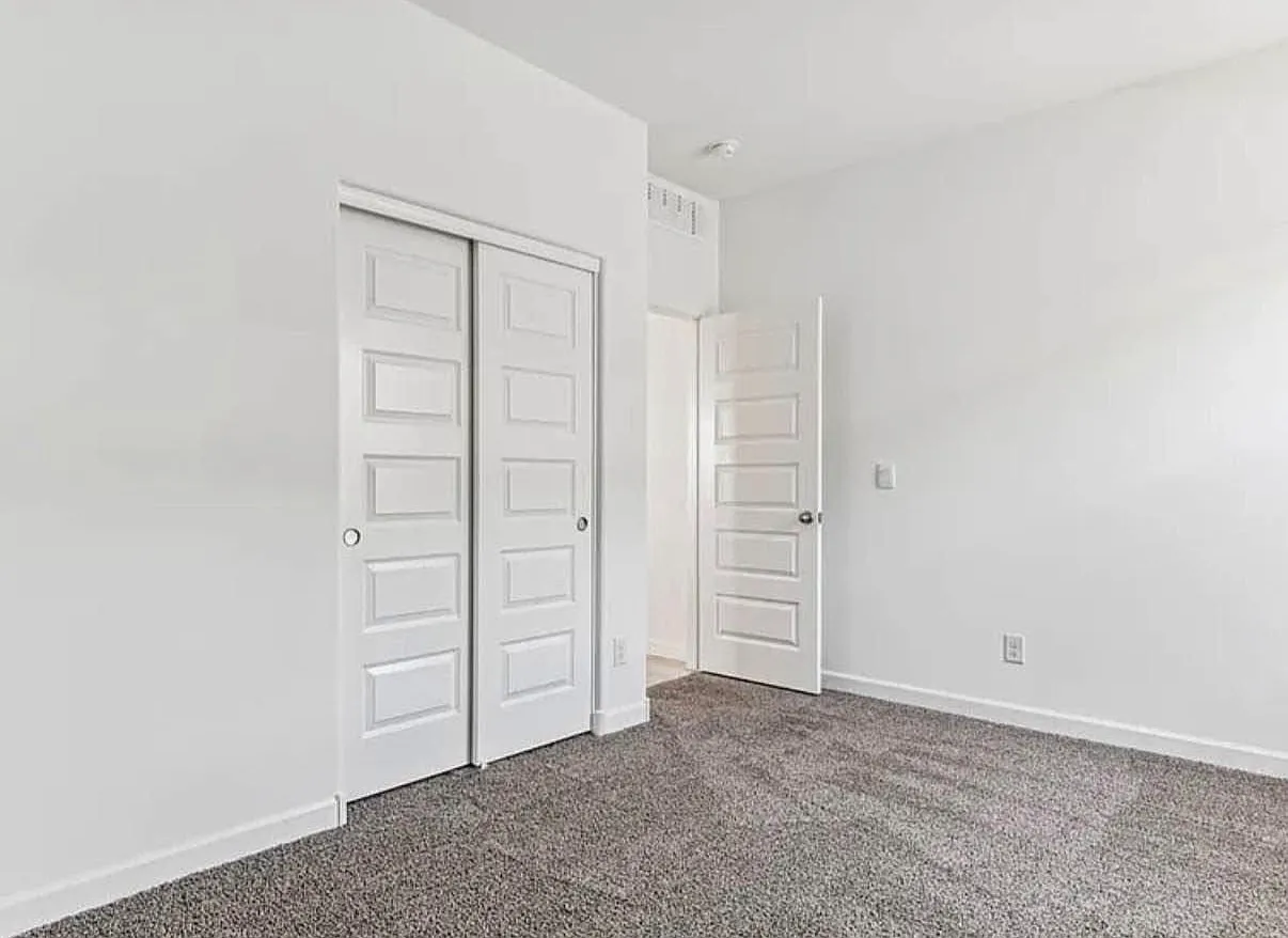 4 bed, 2051 sqft, $2,370 — Photo 4