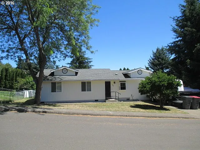 620 NE E St photo 1