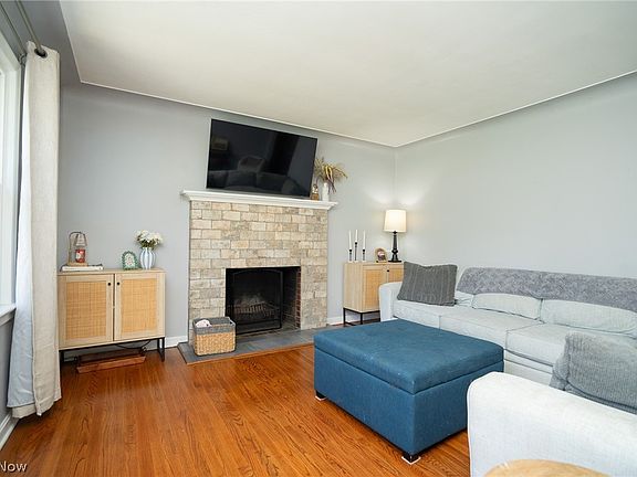3rd image of 421 Wildwood Dr