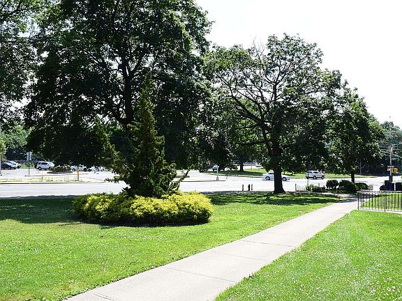 5th image of 141-39 Union Tpke Unit 1N