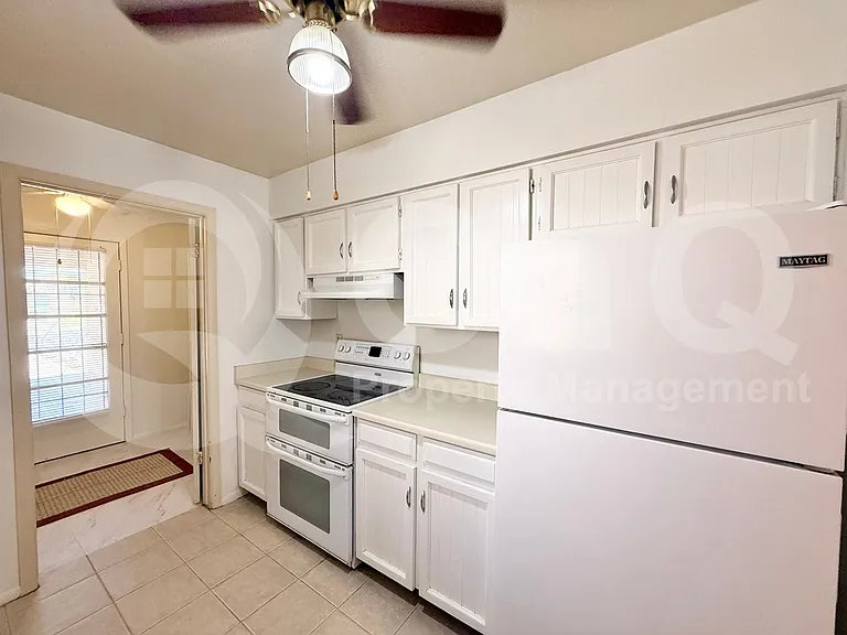 404 E Colgate Dr — Photo 9