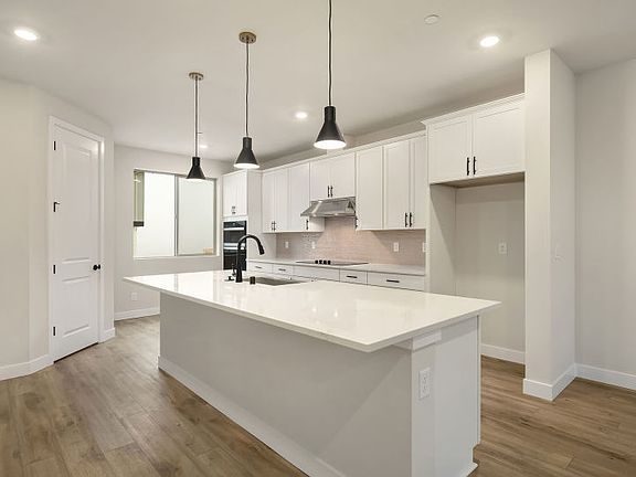 Large Kitchen with Island - Example Unit