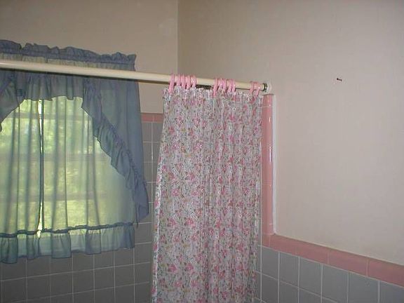 BATH W/ ORIGINAL TILE