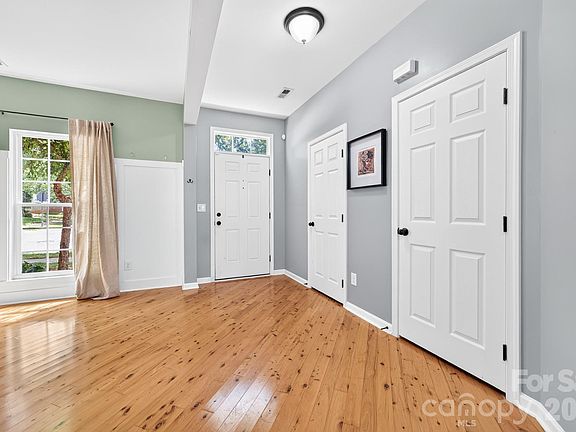 4th image of 8261 Bridgegate Dr