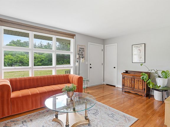 4th image of 368 Oakview Dr