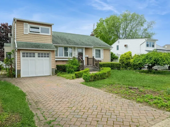 542 Kell Place, Seaford, NY 11783