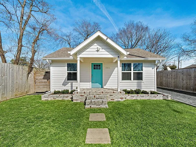1511 McNeil St — Photo 1
