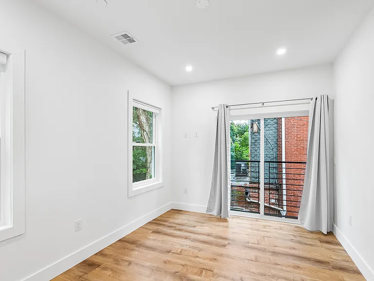 442 W Queen Ln #2 — Photo 15