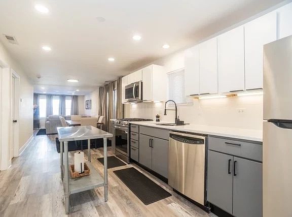 5th image of 2927 W Lyndale St #1